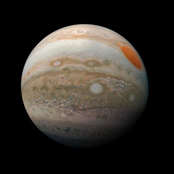 Superficie de Júpiter y la Gran Mancha Roja sobre un fondo negro, tomadas por la nave espacial Juno de la NASA. La Gran Mancha Roja de este planeta es de color naranja brillante y se destaca sobre sus remolinos y bandas en diferentes tonos de marrón.