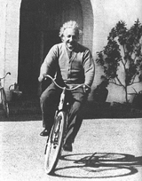 Einstein montado en su bicicleta