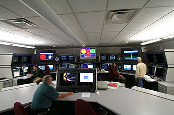 En el interior del Centro de Pronóstico de Clima en el Espacio.