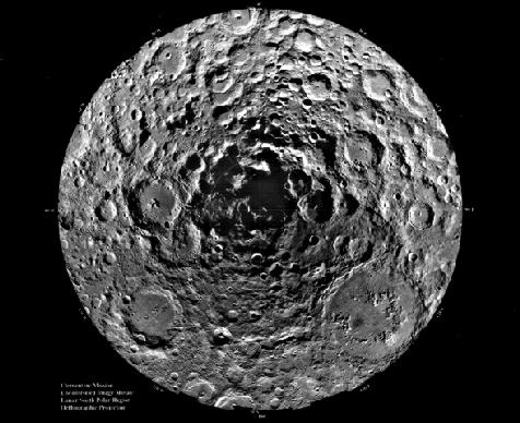Ver mirando hacia abajo en el polo sur de la Luna, con muchos cráteres.