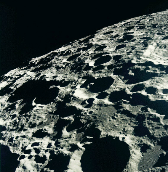 Superficie de la Luna, muy cerca, con una gran cantidad de cráteres.
