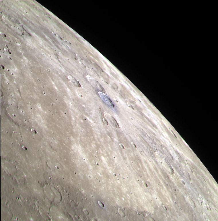 Aunque muchos cráteres son visibles en esta vista de Mercurio con colores realzados tomada desde la nave espacial MESSENGER de la NASA, puede verse un cráter destacado, Degas. Ubicado cerca del centro de la imagen, el color azul distintivo del material de baja reflectancia asociado con Degas contrasta con el terreno circundante y los cráteres vecinos.