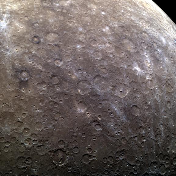 Una mitad de Mercurio está iluminada en esta fotografía tomada por Mariner 10. Mercurio se ve parecido a la Luna de la Tierra: tiene aspecto gris con cráteres rocosos.
