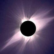 una imagen de la luna eclipsando al sol