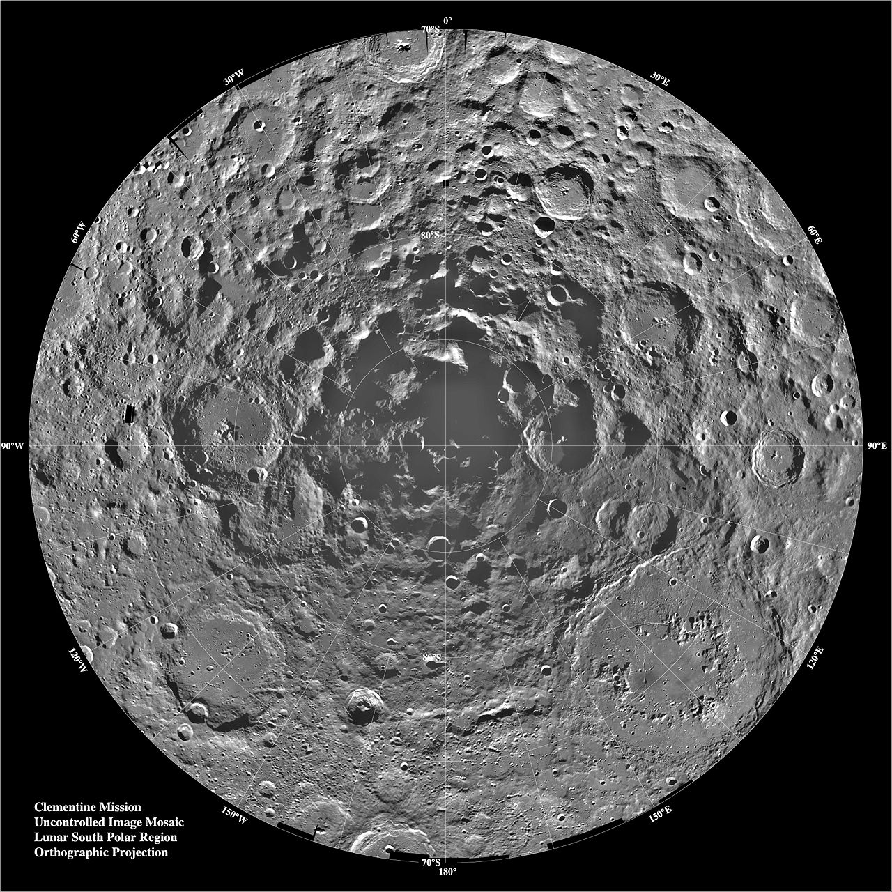 una imagen de una luna llena con cráteres