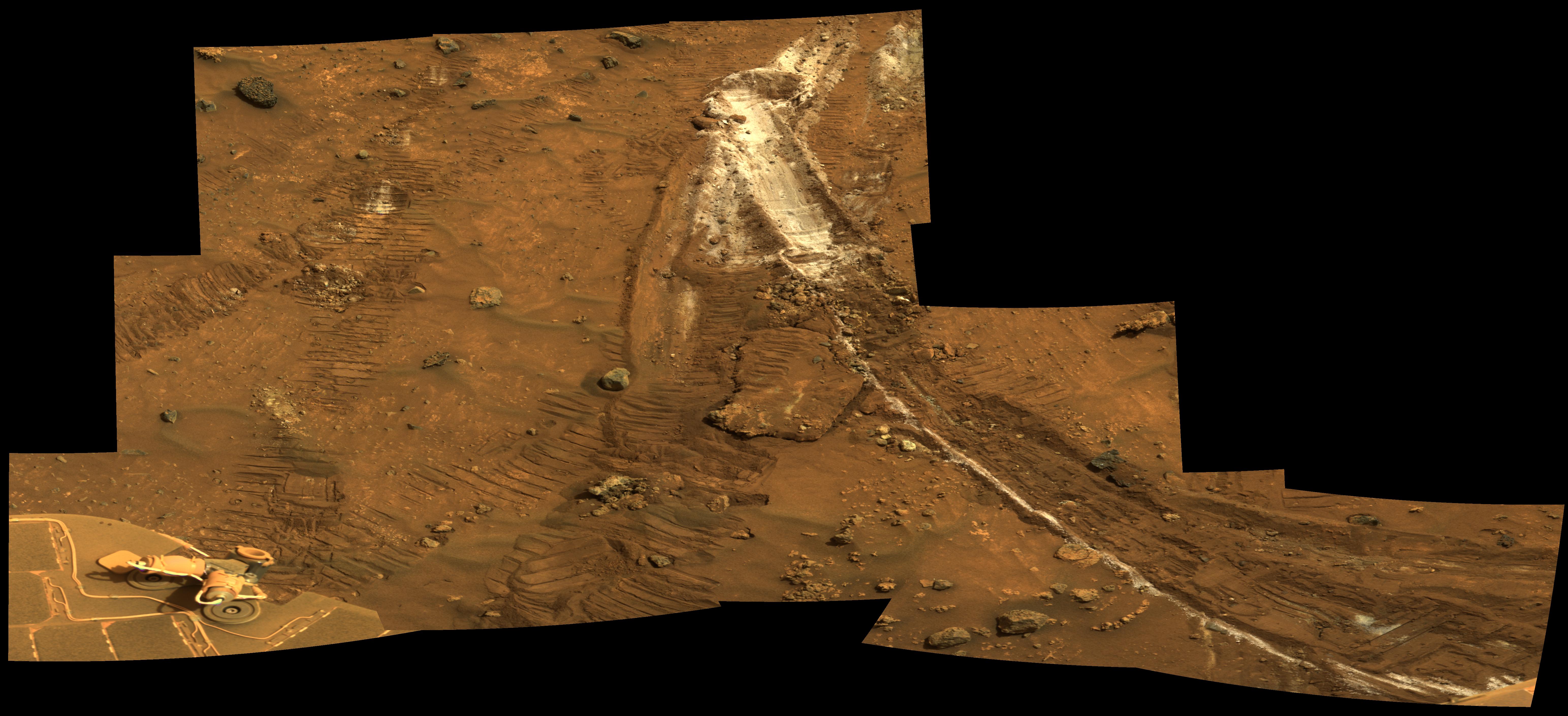 Una marca de rueda blanca en el suelo marciano muestra un lugar donde Spirit pasaba a través de la sílice mineral