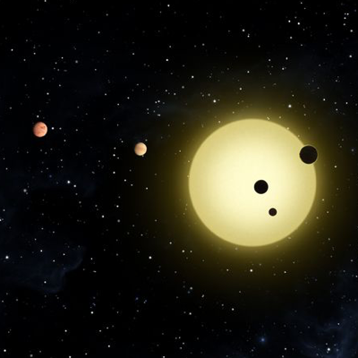 Ilustración de una estrella con cuatro planetas en orbita