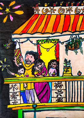 Este dibujo muestra a una familia de cuatro personas de pie en el balcón de un edificio. El edificio está decorado con luces de colores y plantas. En el cielo nocturno más allá del edificio, hay fuegos artificiales explotando. Uno de los miembros de la familia sostiene una bengala y el otro sostiene un fuego artificial.