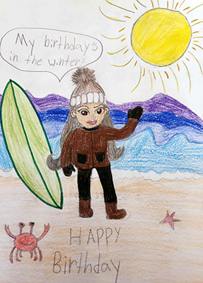 Ilustración de una mujer con un gorro en la playa. Ella dice que mi cumpleaños es en invierno. El sol está en el cielo y un cangrejo está junto a ella en la playa.