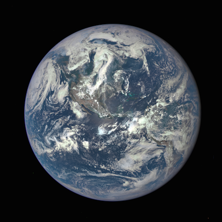 Una foto de la Tierra que muestra América del Norte y del Sur, océanos y nubes arremolinadas.