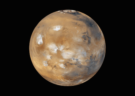 Una foto de un lado completamente iluminado de Marte que muestra varias manchas blancas que son nubes de hielo de agua y hielo en el suelo.