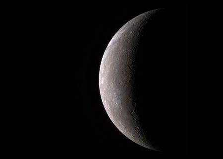 Una foto de Mercurio que parece una media luna. Se puede ver el color gris claro, así como las características de la superficie, incluidos los cráteres.