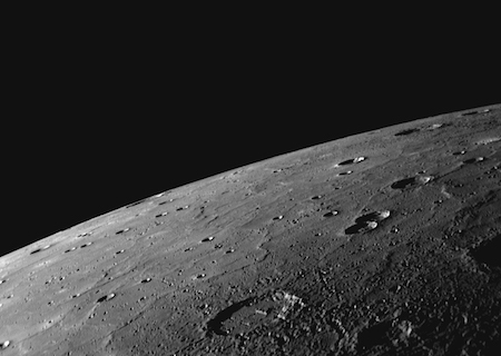 Una foto de la superficie de Mercurio mostrando cráteres.