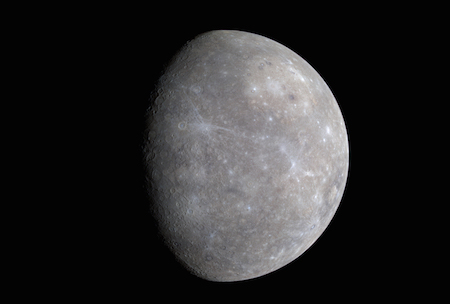 Una foto de Mercurio con colores agregados y aligerados para mostrar características de la superficie como cráteres.