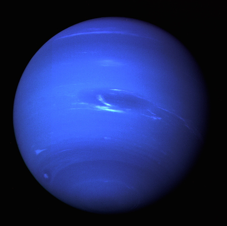 Una foto de un lado completo de Neptuno, que muestra un color azul oscuro y algunas rayas de nubes blancas.