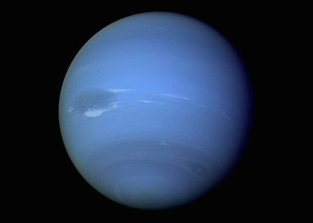 Una foto de un lado completo de Neptuno, que muestra un color azul claro y bandas oscuras cerca del polo sur.