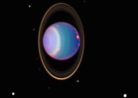 Een foto van een blauwe en paarse Uranus omringd door een oranje verticale ring.