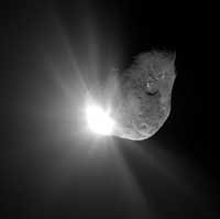 La nave de sobrevuelo de Deep Impact captó esta imagen del choque del cometa Tempel 1 contra el proyectil. 