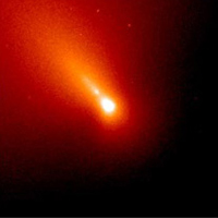 Núcleo del cometa Linear es punto brillante en el centro, con zona de color naranja brillante se extiende sobre la parte superior izquierda de la imagen.