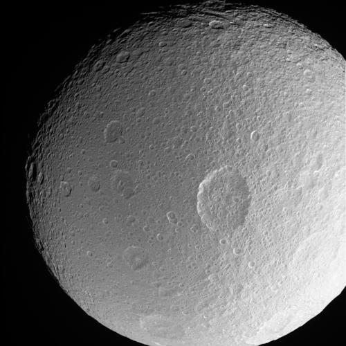 Imagen de Tetis, el cráter muy grande en el centro.