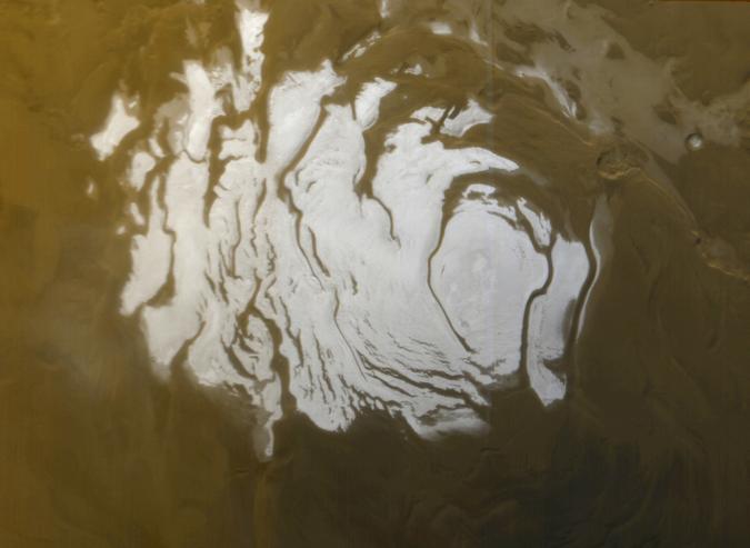 Imagen cerca de Marte capa de hielo del Polo Sur en el verano.
