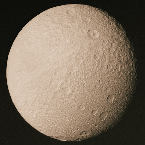 Imagen completa de Tetis, de color blanco natural, muchos de los cráteres.