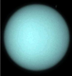 Urano aparece como una esfera azul claro, sin marcas.