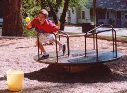 Un niño en un alegre patio de 'merry-go-round'.