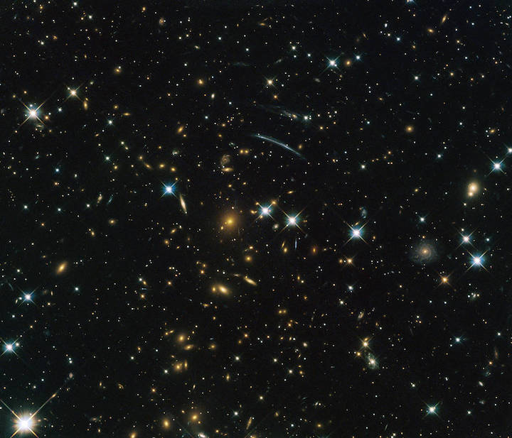 Una imagen de cientos de pequeñas galaxias en el fondo negro del espacio.