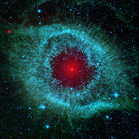 Imagen de una nebulosa en forma de ojo que es azul y roja.