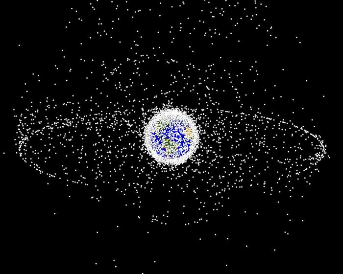  La imagen hecha con el ordenador muestra que hay miles de satélites y las piezas de chatarra que está en órbita la Tierra.