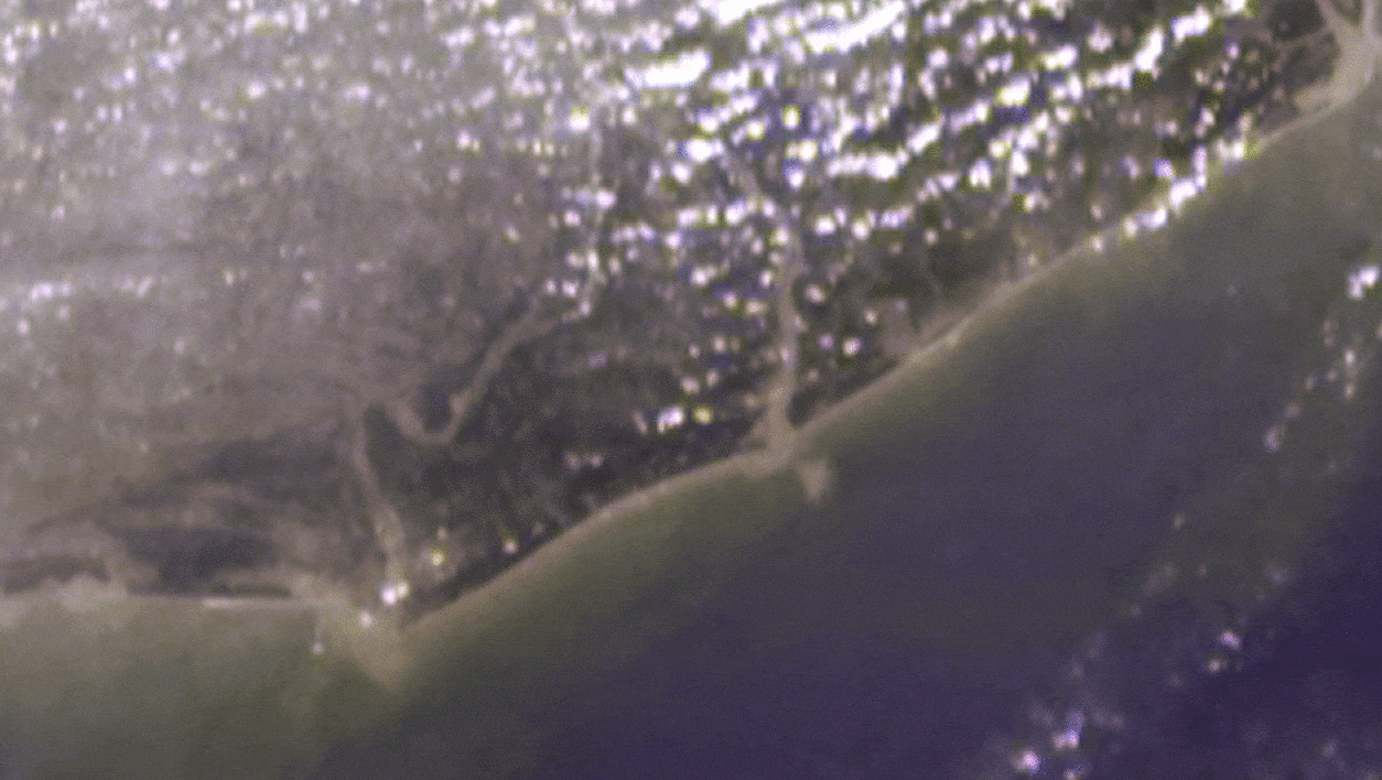 El 26 de diciembre de 2004, MISR tomó una serie de fotografías durante seis minutos. Se pueden ver olas de tsunami rompiendo en la costa sudeste de la India.