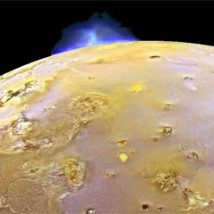 imagen de color falso de Io con una erupción. Crédito: NASA/JPL