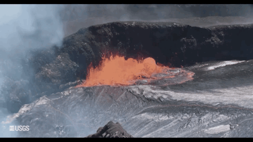 La lava brota del Volcán K?lauea en el Parque Nacional de los Volcanes de Hawai'i.