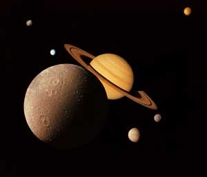 Foto de Saturno con una de sus lunas en el primer plano.
