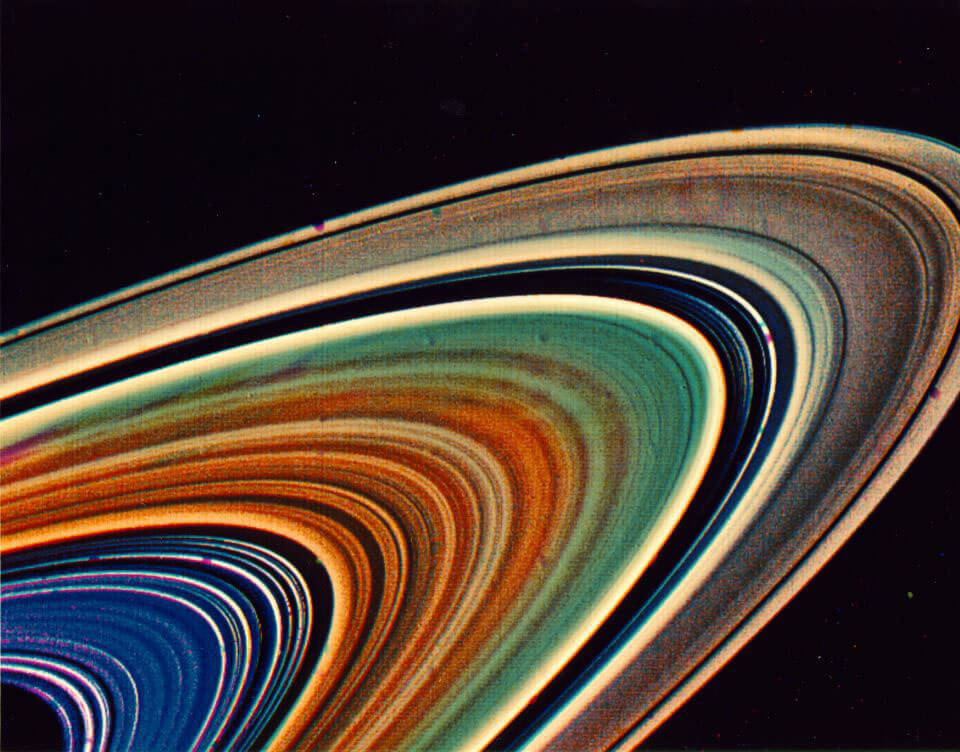 saturn rings color