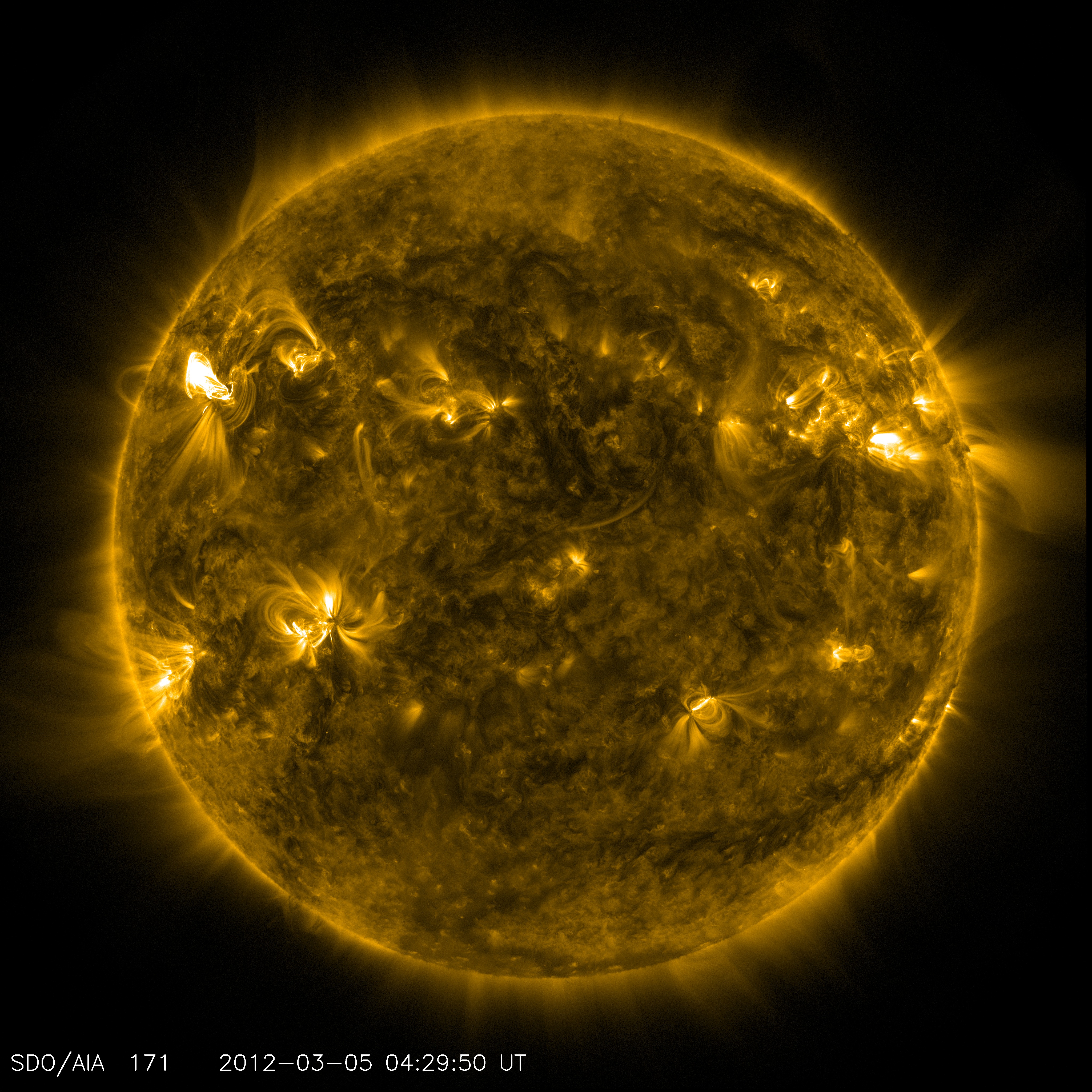 Una imagen de regiones activas en el sol del Observatorio de Dinámica Solar de la NASA. El gas caliente incandescente traza las curvas y vueltas de las líneas del campo magnético del sol.
