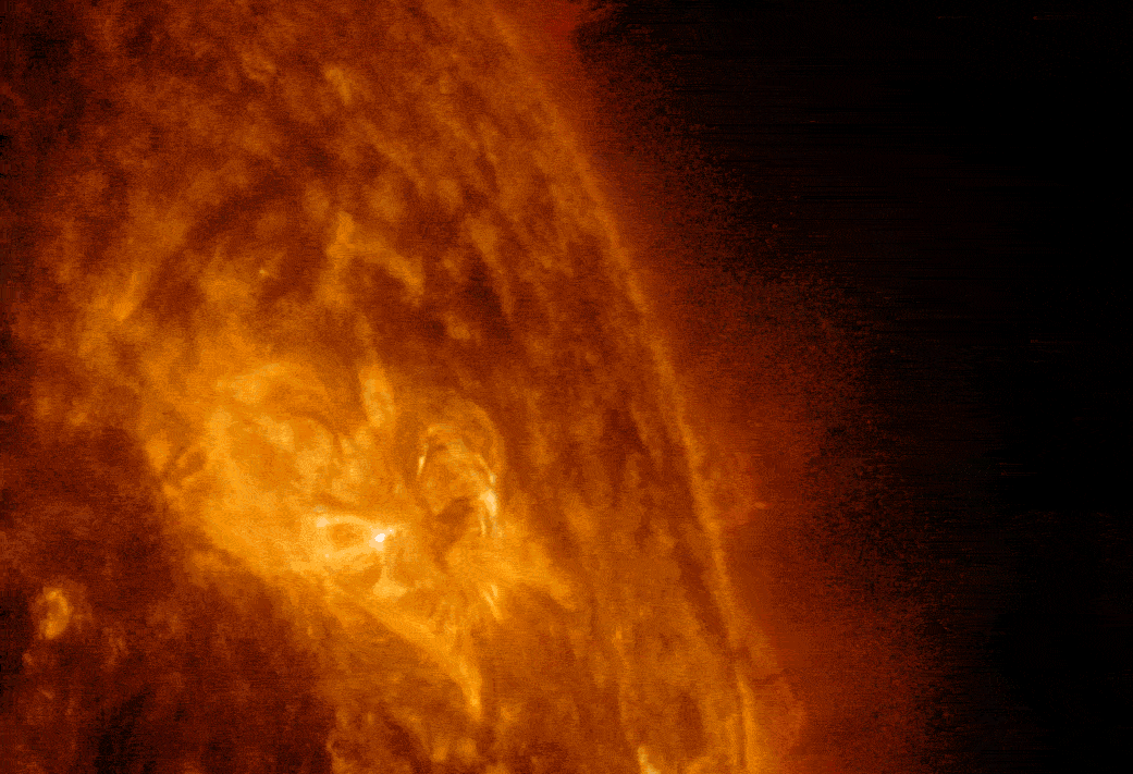 El Observatorio de Dinámica Solar de la NASA capturó esta imagen de una llamarada solar, como se ve en el destello brillante. También se puede ver un bucle de material solar, una eyección de masa coronal (CME), elevándose desde la extremidad derecha del sol.