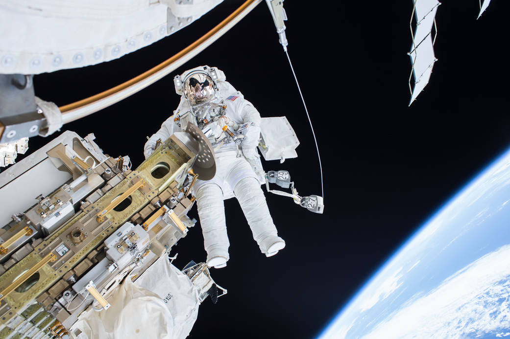 El astronauta de la NASA Tim Kopra en un paseo espacial de 2015 fuera de la Estación Espacial Internacional. Crédito: NASA