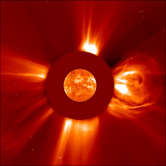 Imagen de una eyección de masa coronal observada por el satélite del Observatorio Heliosférico y Solar de la NASA, o SOHO, en 2001. Crédito: ESA / NASA / SOHO