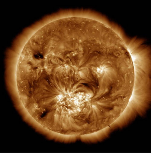 Immagine della corona dal Solar Dynamics Observatory della NASA che mostra le caratteristiche create dai campi magnetici. Image credit: NASA's Solar Dynamics Observatory showing features created by magnetic fields.