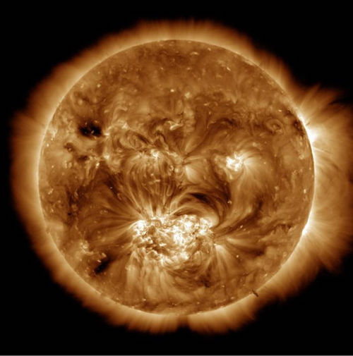 Imagen de corona del Observatorio de Dinámica Solar de la NASA que muestra características creadas por campos magnéticos.