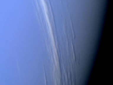 Imagen capturada por la Voyager 2 que muestra algunas de las rayas de nubes brillantes sobre Neptuno.